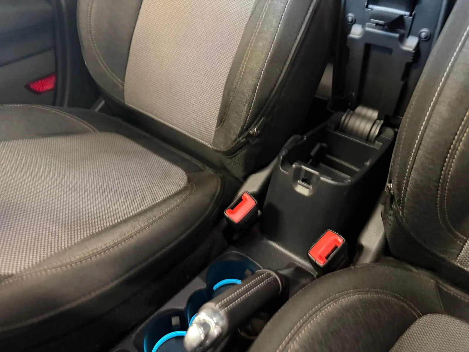 Gros plan sur la console centrale et les sièges tissu noir et gris du Ford Puma 1.0 EcoBoost 2021.