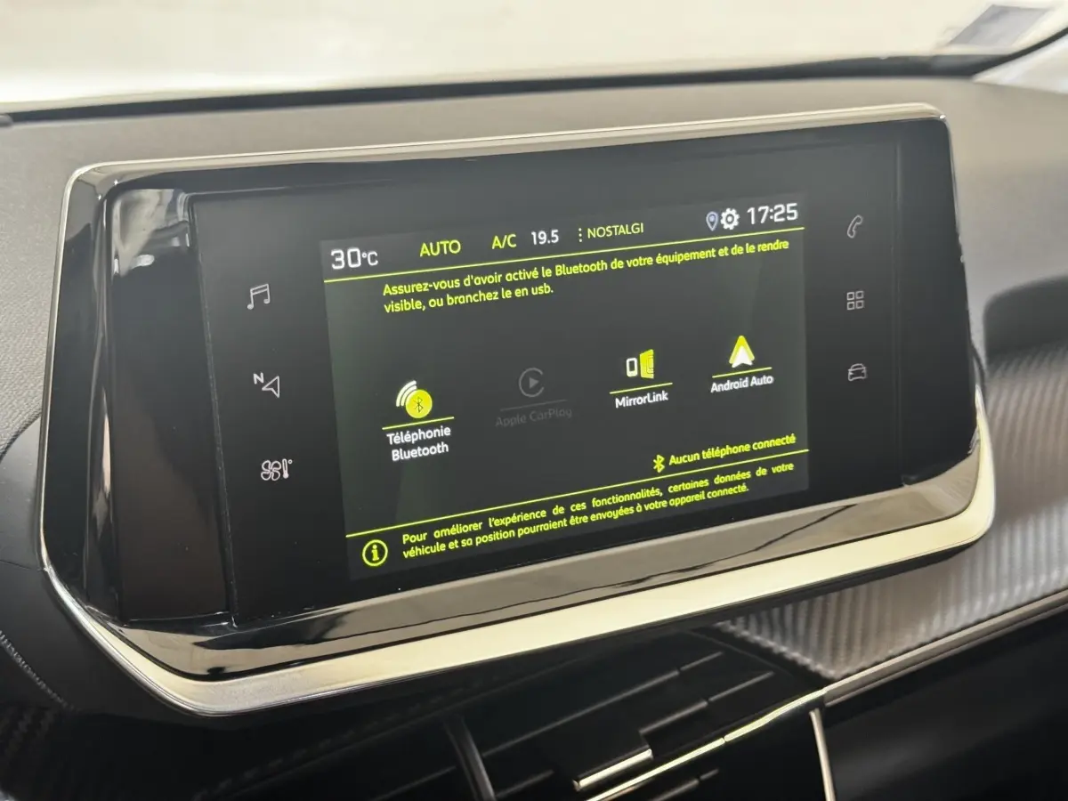 Écran tactile central du tableau de bord du Peugeot 2008 noir, affichant les options Bluetooth et Android Auto.