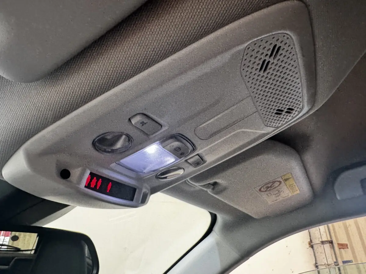 Plafonnier avant intérieur de Peugeot 2008 noir, avec éclairage LED et commandes intégrées visibles au-dessus du siège conducteur.
