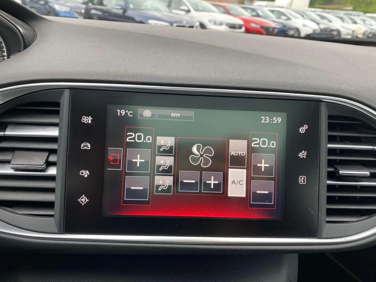 Écran tactile central de la Peugeot 308 SW bleu magnétique, affichant la climatisation automatique bi-zone à 20°C.