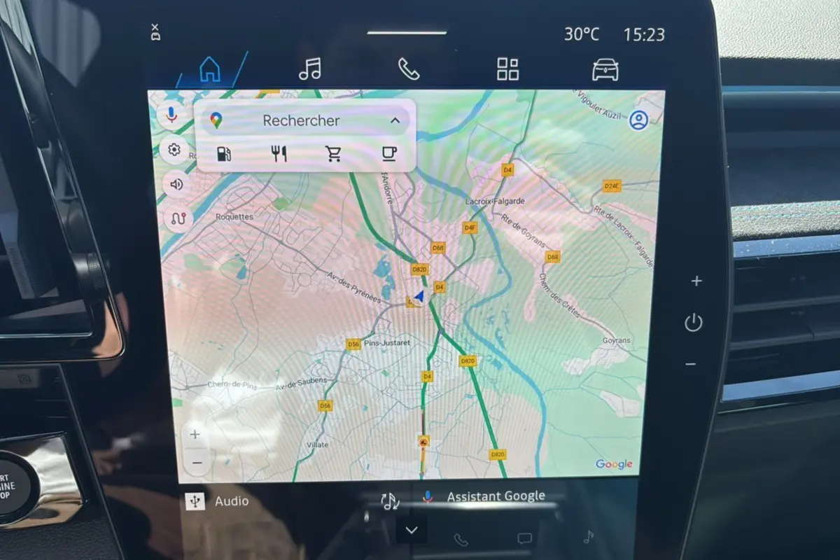 Écran tactile du système de navigation du Renault Austral E-Tech 200 Esprit Alpine 2025, intérieur noir.
