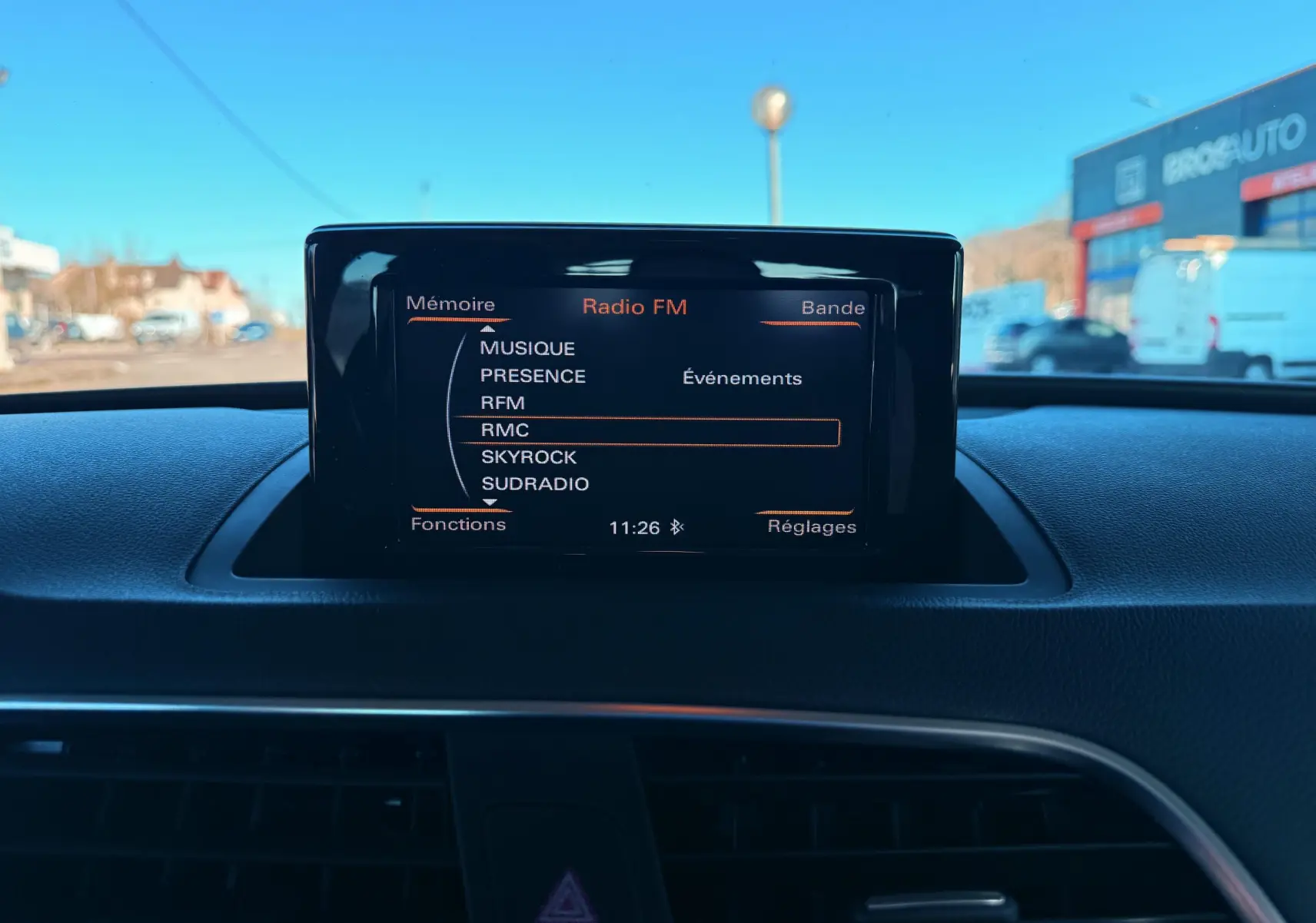 Écran central de l’Audi Q3 2016 affichant la liste des stations radio FM, vue intérieure avant.