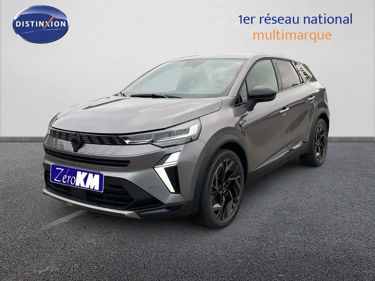 Renault Symbioz gris cassiopée métal en 3/4 avant droit, avec feux LED et jantes noires distinctives.