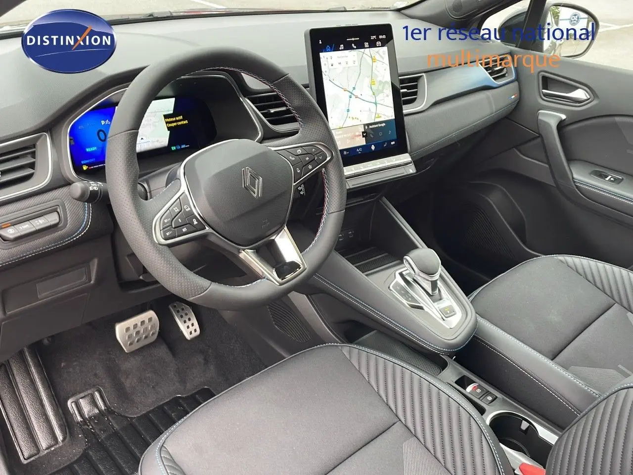 Intérieur de la Renault Symbioz gris cassiopée, vue du poste de conduite avec écran tactile vertical et volant multifonction.