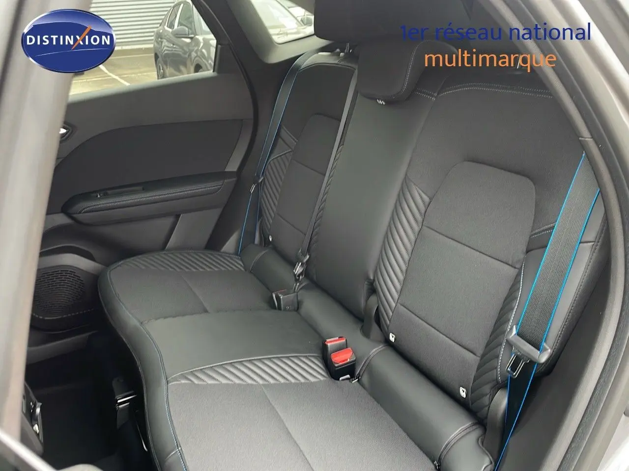 Vue intérieure du siège arrière en tissu noir avec surpiqûres bleues du Renault Symbioz hybride 2025.