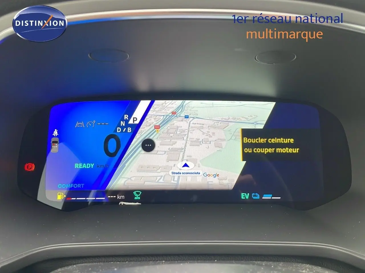 Tableau de bord numérique du Renault Symbioz 2025 affichant la navigation et l'état du véhicule en mode hybride.