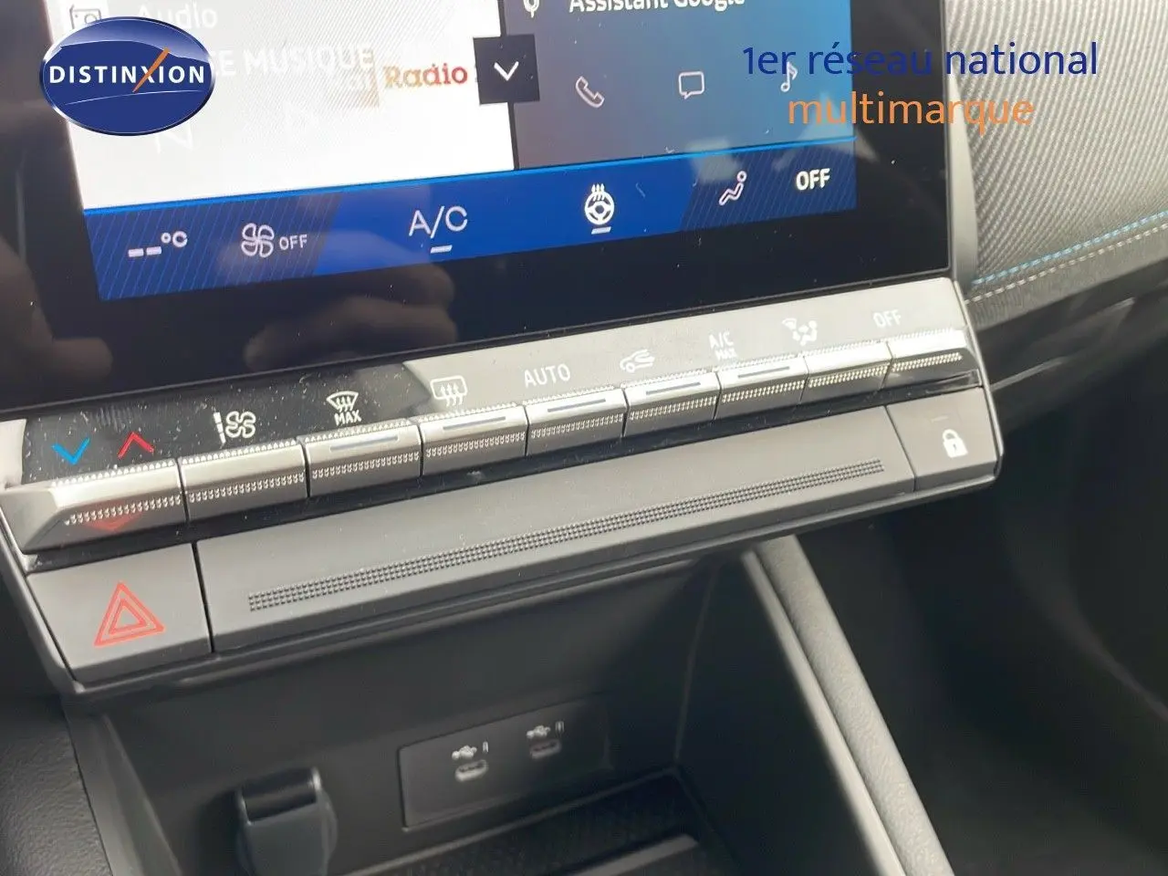 Gros plan sur la console centrale de la Renault Symbioz gris cassiopée, mettant en valeur les commandes climatisation et écran tactile.