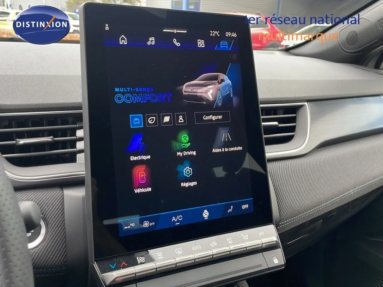 Tablette tactile verticale du tableau de bord du Renault Symbioz gris Cassiopée, affichant le mode confort et options de conduite.