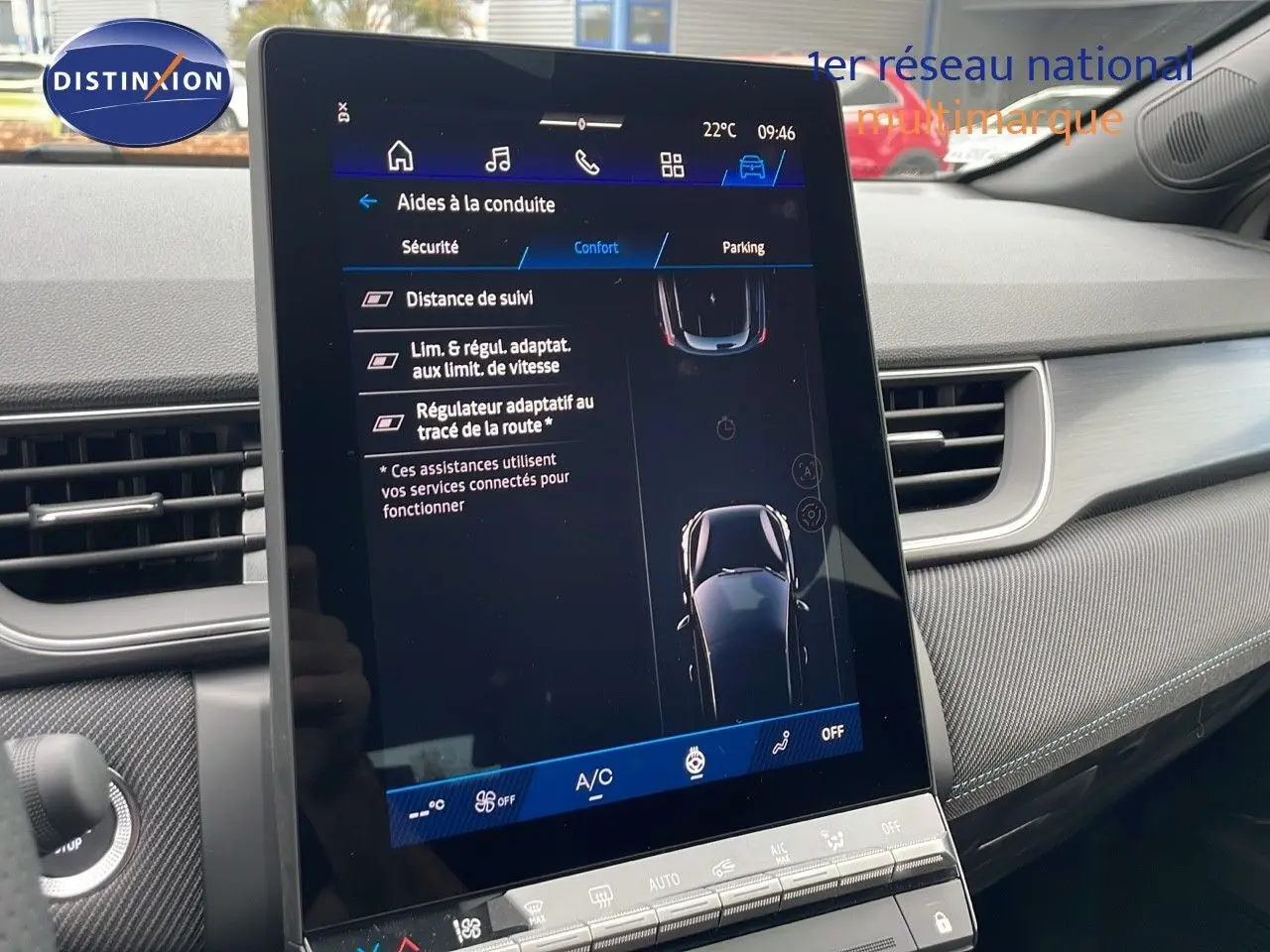 Écran tactile central affichant les aides à la conduite dans l'habitacle du Renault Symbioz gris Cassiopée métal.