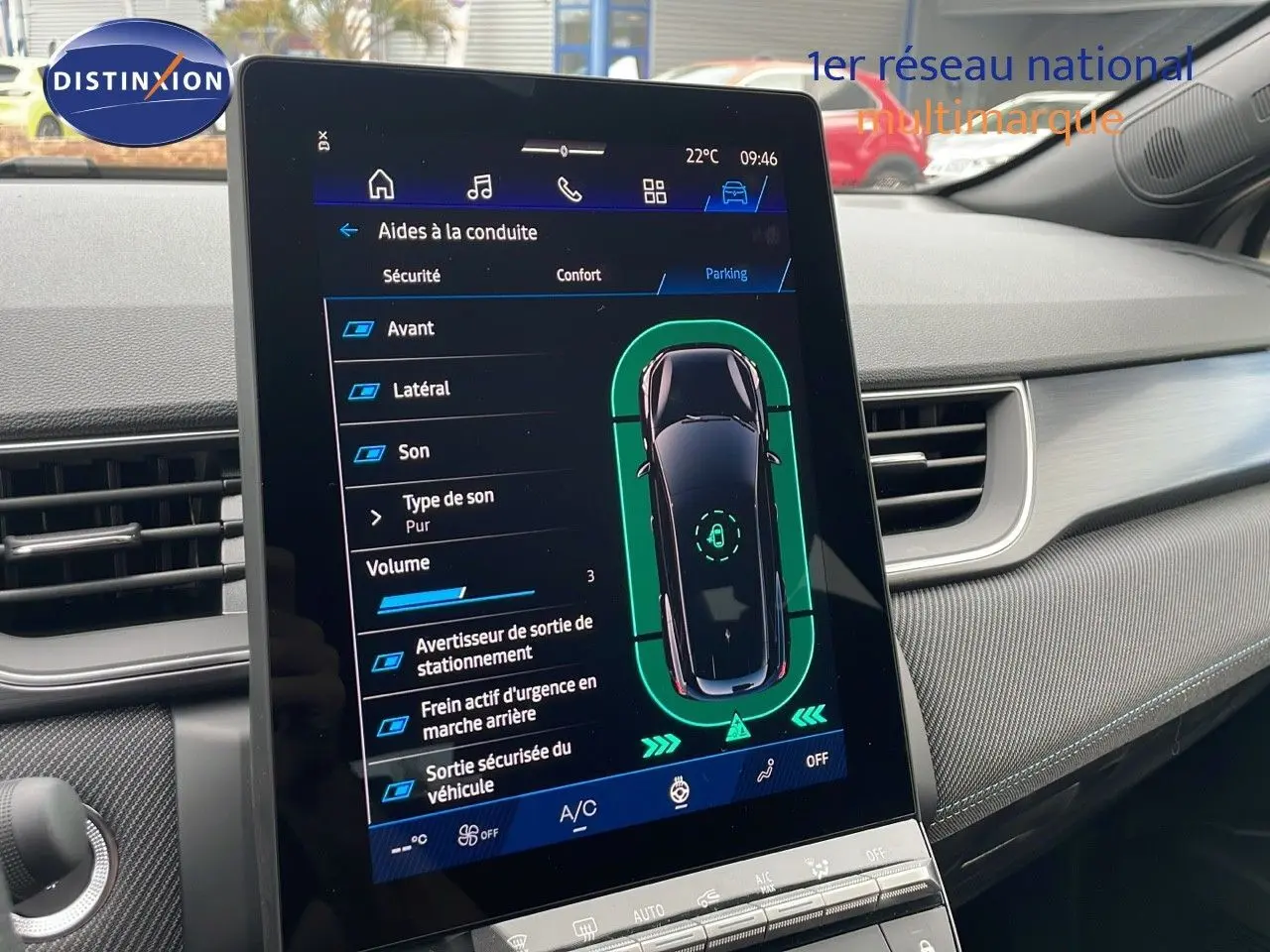 Écran tactile central du tableau de bord du Renault Symbioz gris cassiopée, affichant les aides à la conduite en mode parking.