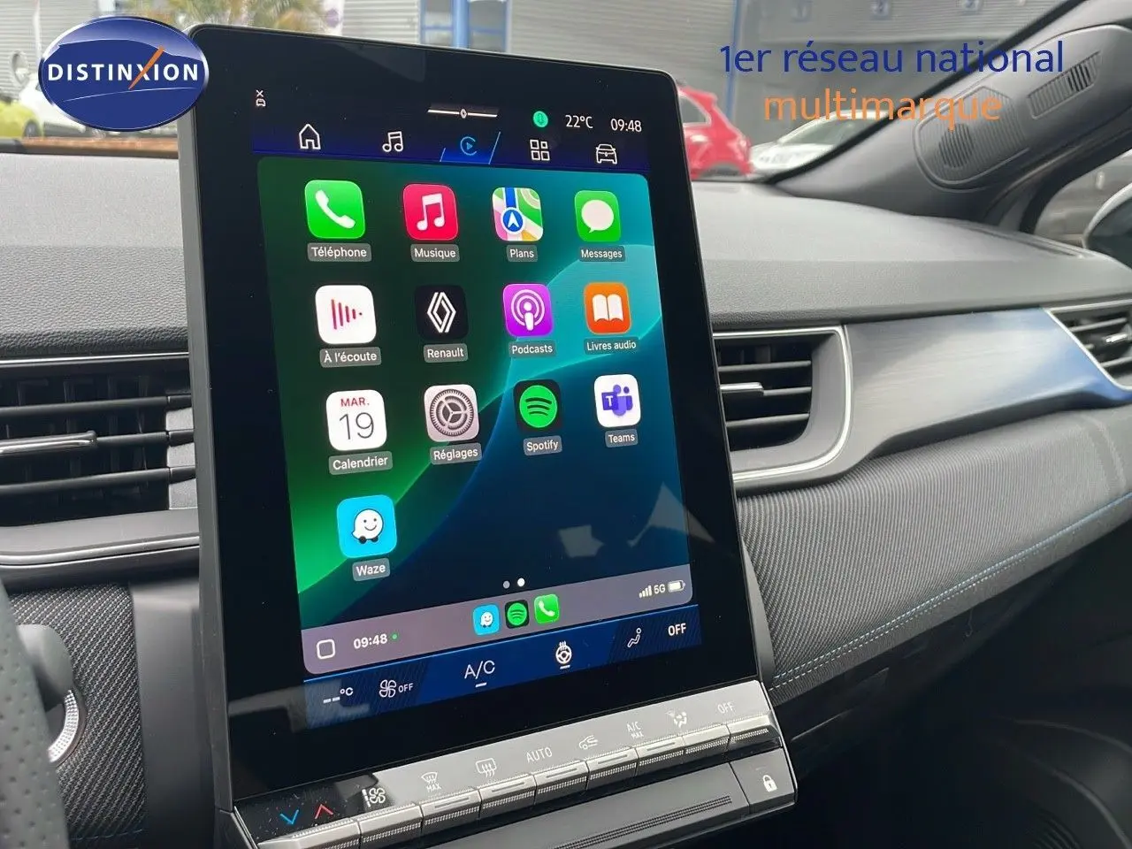 Écran tactile central allumé dans l'habitacle du Renault Symbioz 2025, finition Esprit Alpine, vue côté passager.