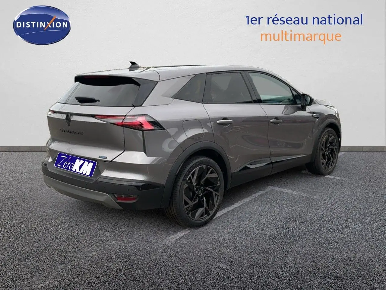 Renault Symbioz gris cassiopée métal vu en 3/4 arrière droit avec jantes noires et hayon fermé.