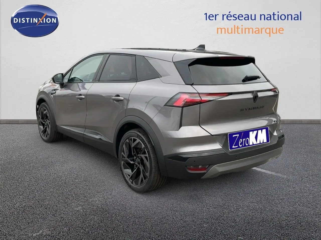 Vue 3/4 arrière droite du Renault Symbioz gris cassiopée métal avec jantes noires et feux LED distinctifs.