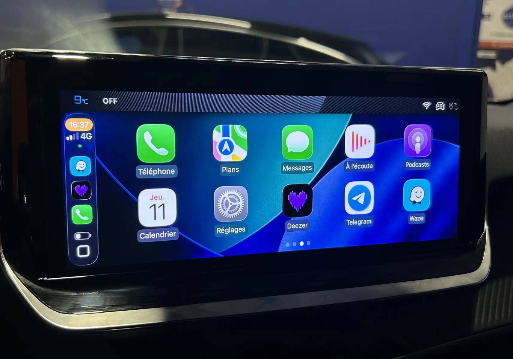 Écran tactile central du Peugeot 2008 II Ph.2 Allure Hybrid 145, affichant interface Apple CarPlay colorée.