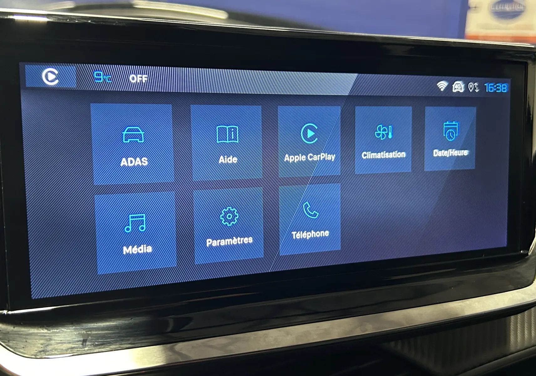 Écran tactile central du tableau de bord du Peugeot 2008 II Ph.2 Allure Hybrid, affichant les options connectées et climatisation.