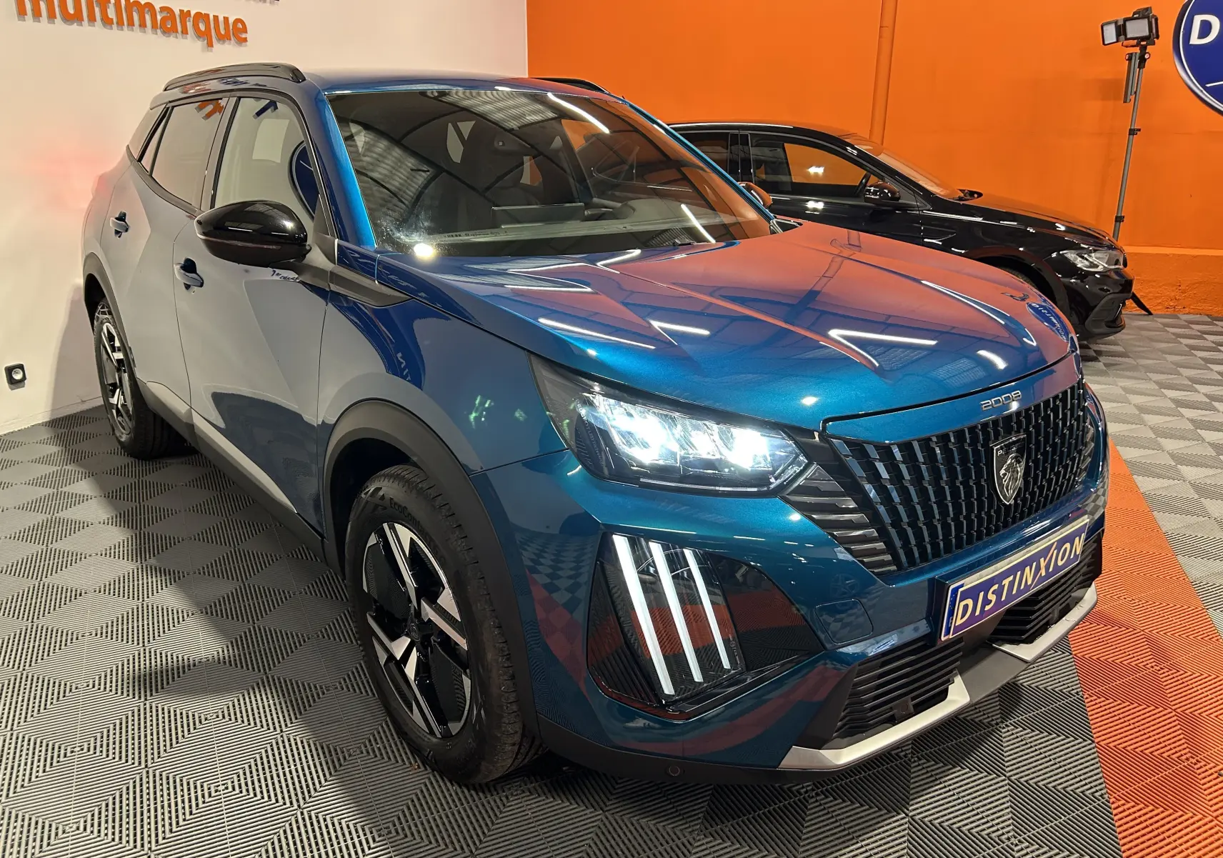 Peugeot 2008 II Ph.2 Allure Hybrid bleu Obsession en 3/4 avant droit, phares LED et calandre noire distinctive.