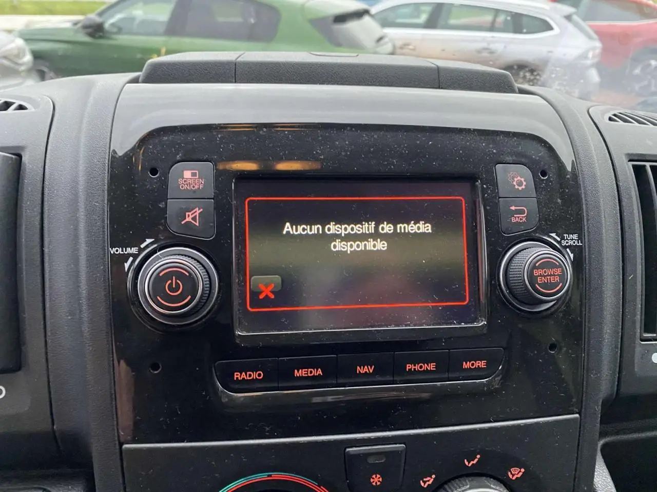 Vue rapprochée de la console centrale noire de l’Opel Movano Fourgon 2022 avec écran multimédia affichant « Aucun dispositif de média disponible ».