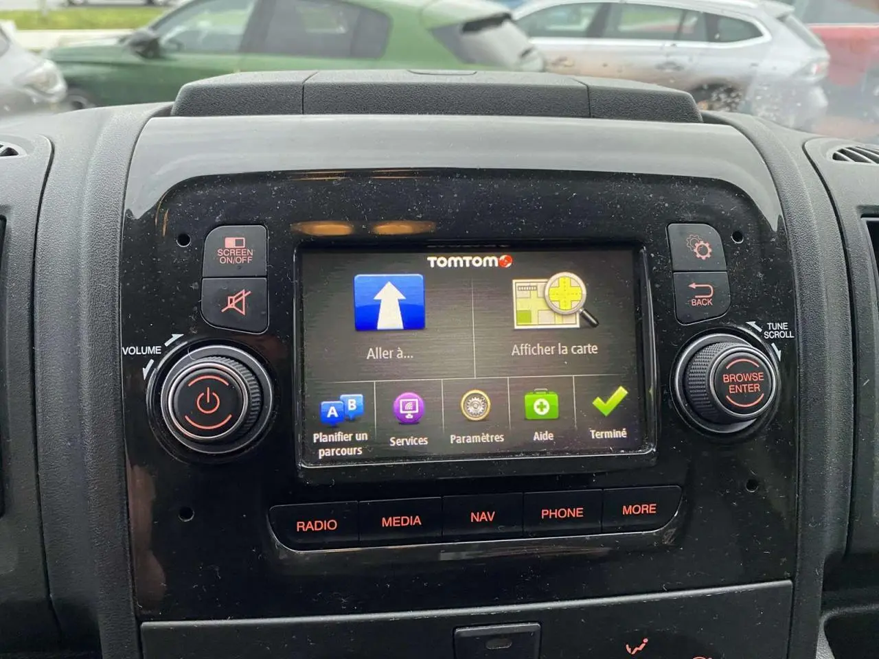Vue rapprochée de l’écran tactile multimédia TomTom intégré au tableau de bord d’un Opel Movano Fourgon blanc.
