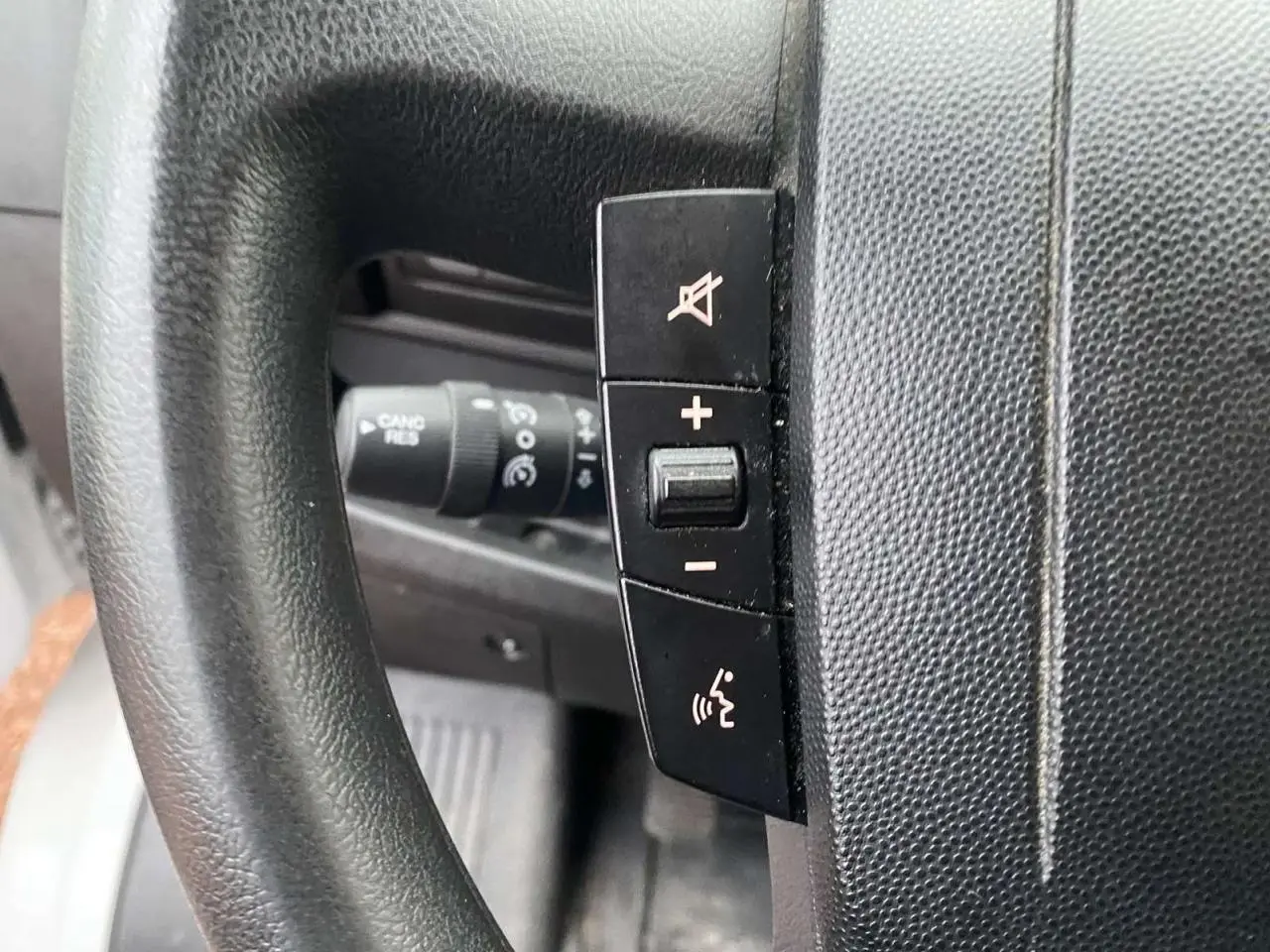 Gros plan sur les commandes au volant du fourgon blanc Opel Movano, avec boutons de volume et commande vocale visibles.