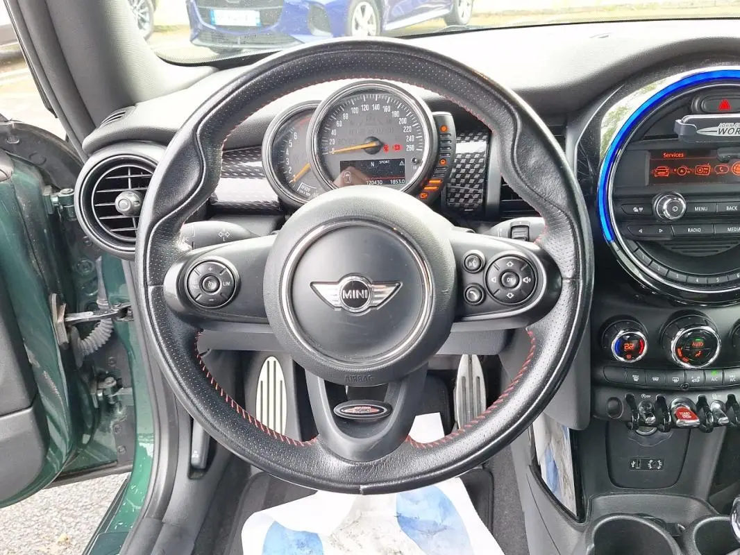 Vue intérieure centrée sur le volant de la MINI S John Work 2015, avec tableau de bord et détails sportifs visibles.