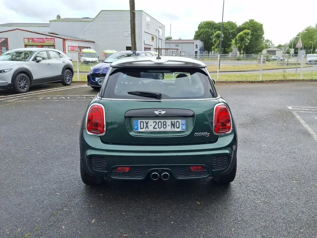 Vue arrière d'une MINI Cooper S finition John Work verte 2015 avec double sortie d'échappement centrale.