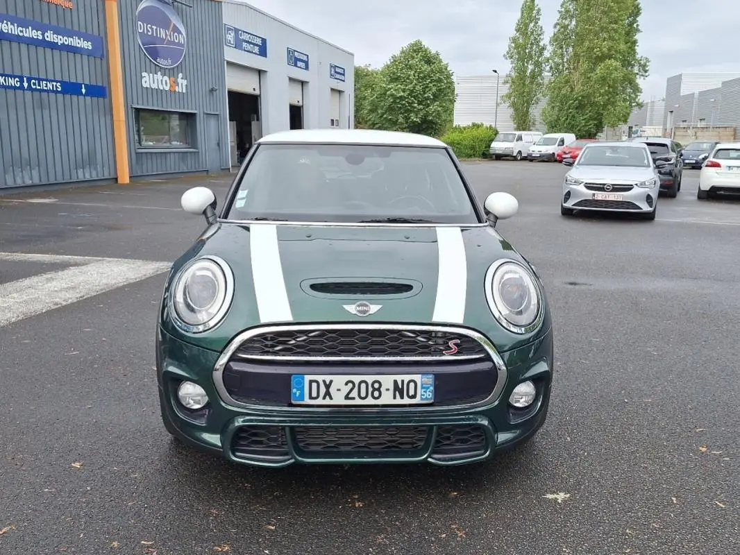 Vue frontale d'une MINI S finition John Work 2015 verte avec bandes blanches sur le capot et toit blanc.