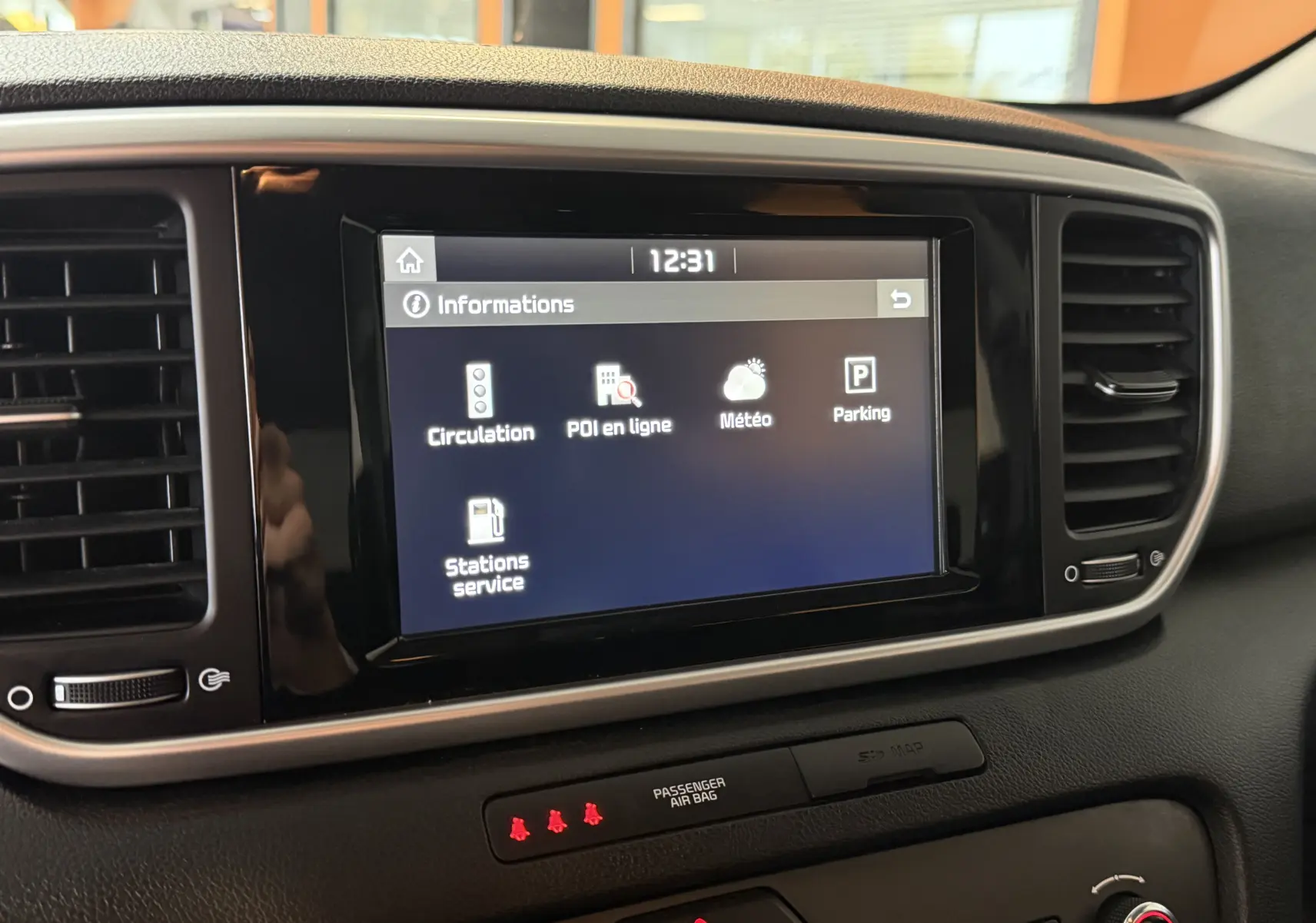 Écran tactile central du tableau de bord du KIA Sportage gris 2019, affichant le menu Informations.
