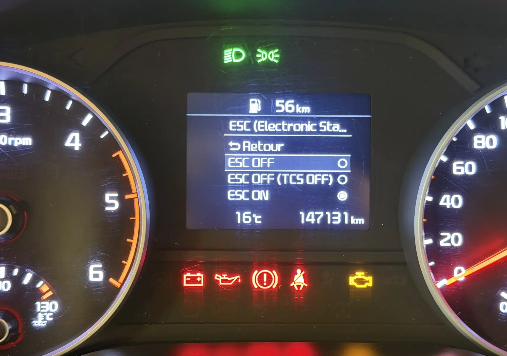 Tableau de bord du Kia Sportage gris 2019, affichage central avec options ESC et voyants d'alerte allumés.