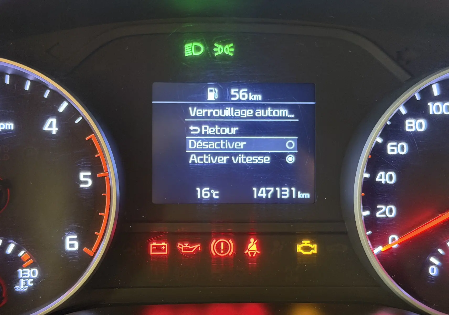 Vue rapprochée du tableau de bord du Kia Sportage 2019 gris, affichant le compteur et les voyants allumés.