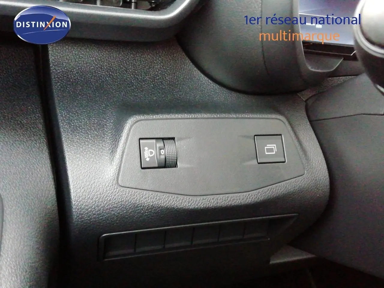 Détail du tableau de bord côté gauche du Citroën Berlingo XL blanc, montrant les commandes d'éclairage et de rétroviseurs.