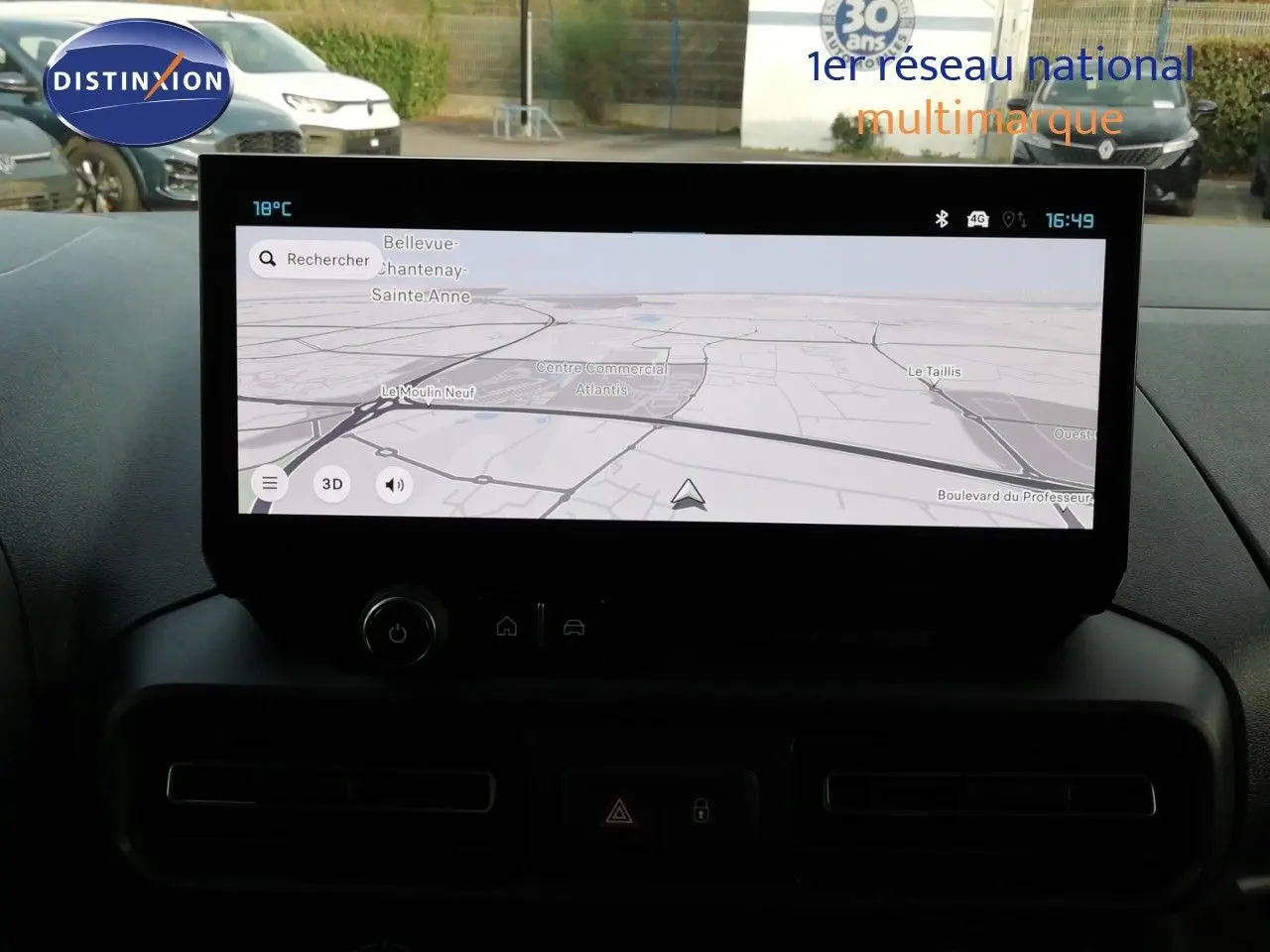 Vue intérieure centrée sur l'écran tactile du tableau de bord du Citroën Berlingo XL blanc, affichant la navigation GPS.