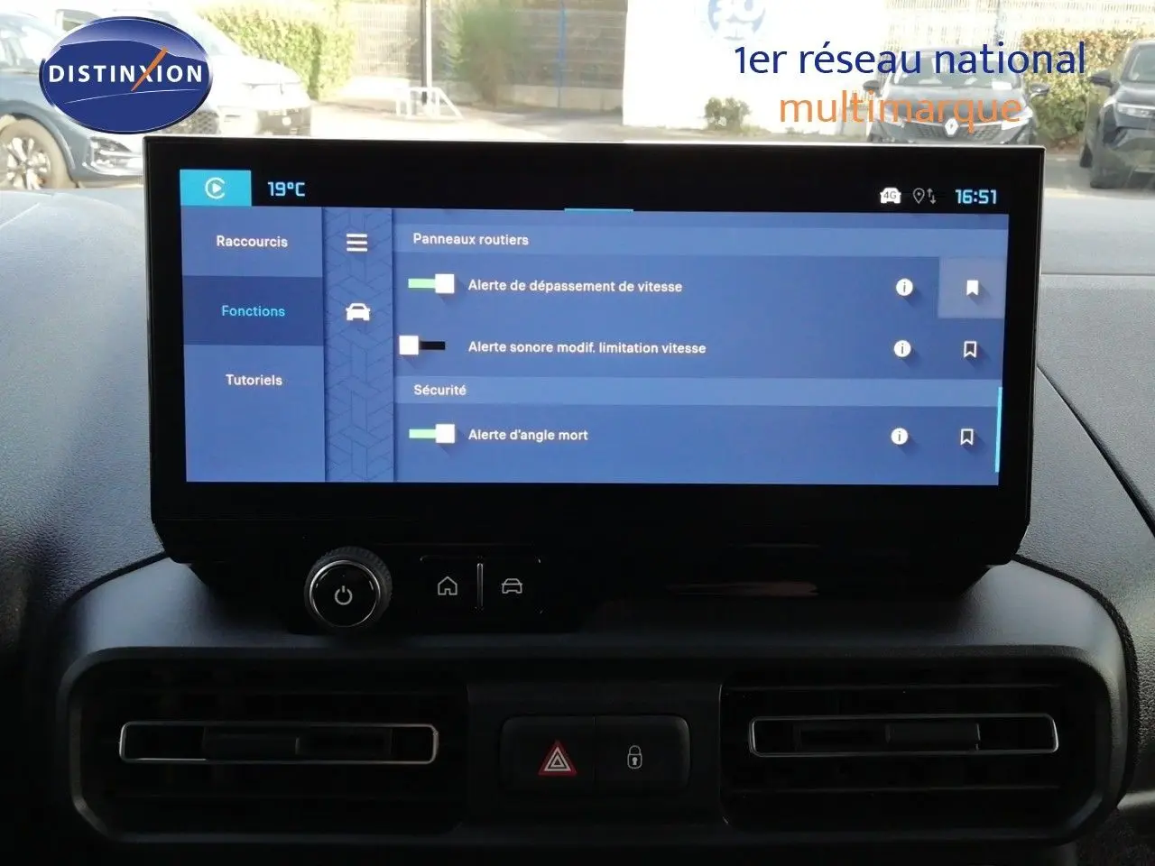 Vue rapprochée de l’écran tactile central du tableau de bord du Citroën Berlingo XL blanc, affichant les alertes de sécurité.