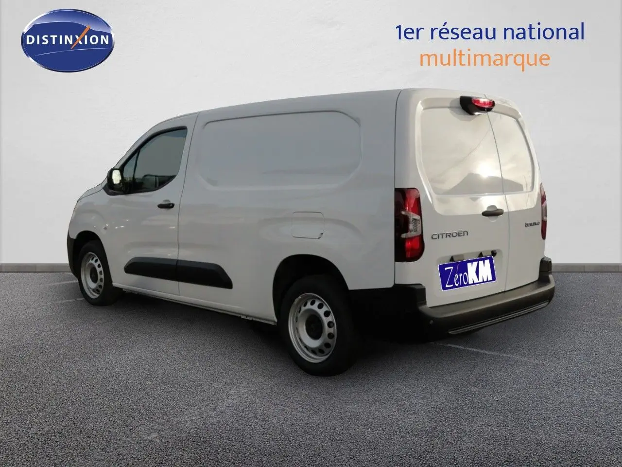 Vue 3/4 arrière droite du Citroën Berlingo XL blanc Icy, fourgon utilitaire avec protections noires sur les portes.