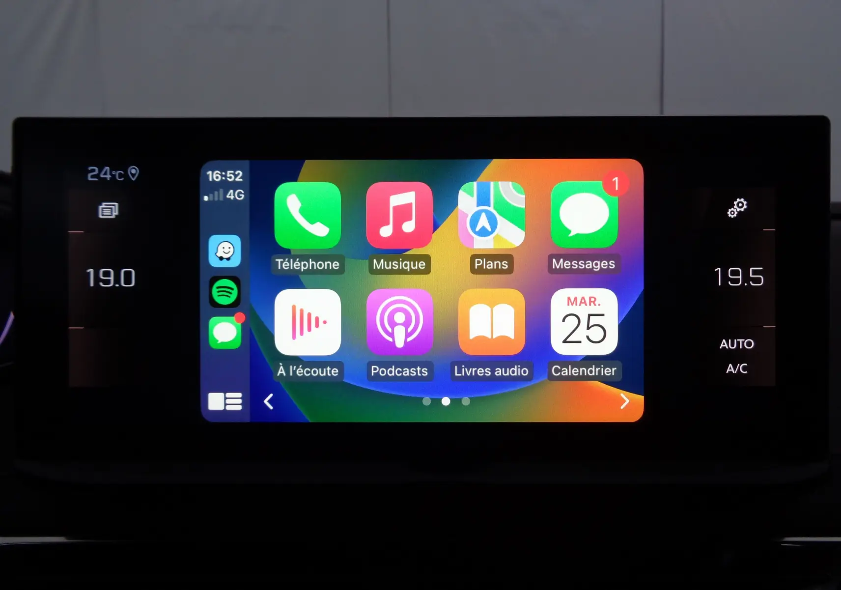 Écran tactile central du Peugeot 5008 2023 affichant les applications Apple CarPlay avec commandes climatiques à 19°C et 19,5°C.