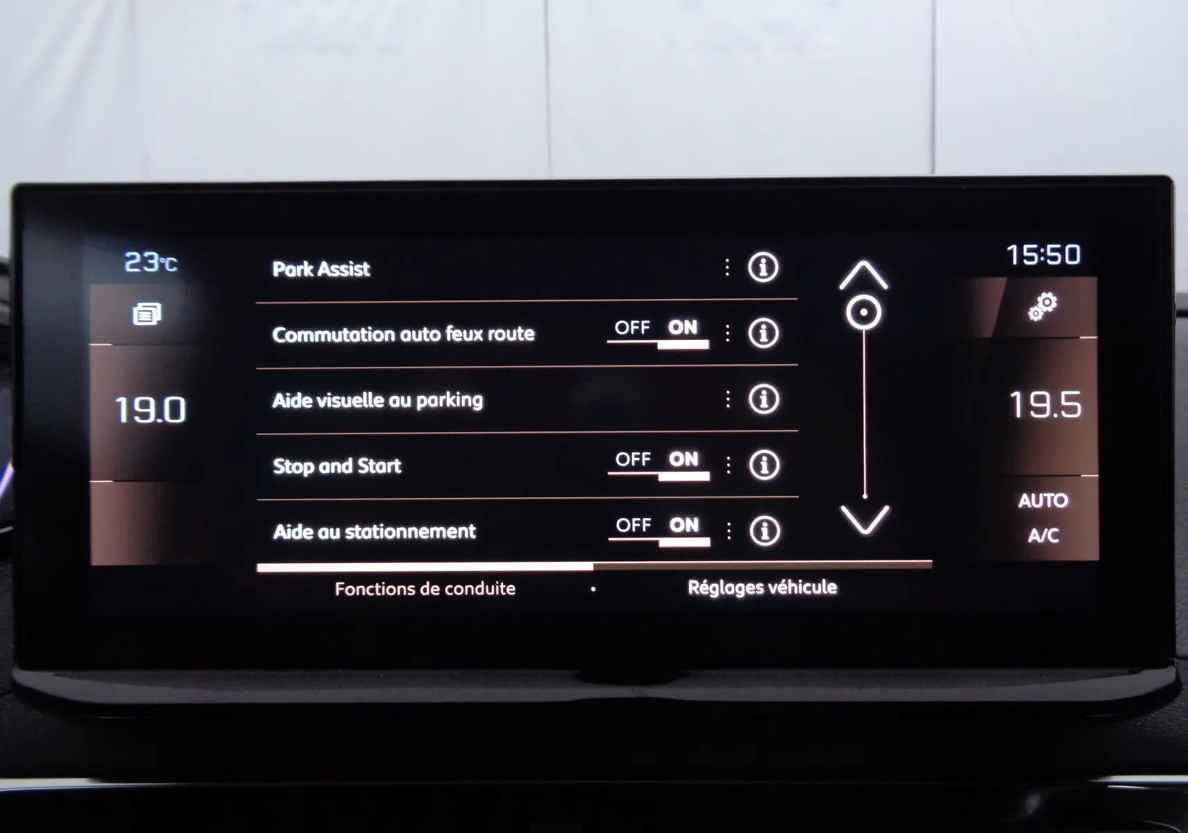 Écran tactile intérieur du Peugeot 5008 2023 affichant les réglages d'aide au stationnement et climatisation à 19°C.