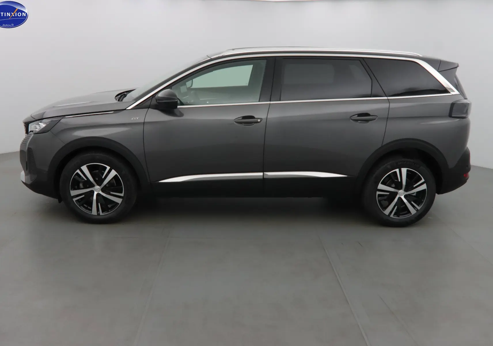 Peugeot 5008 gris platinium métal, vue profil côté gauche, avec jantes alliage noires et toit chromé.