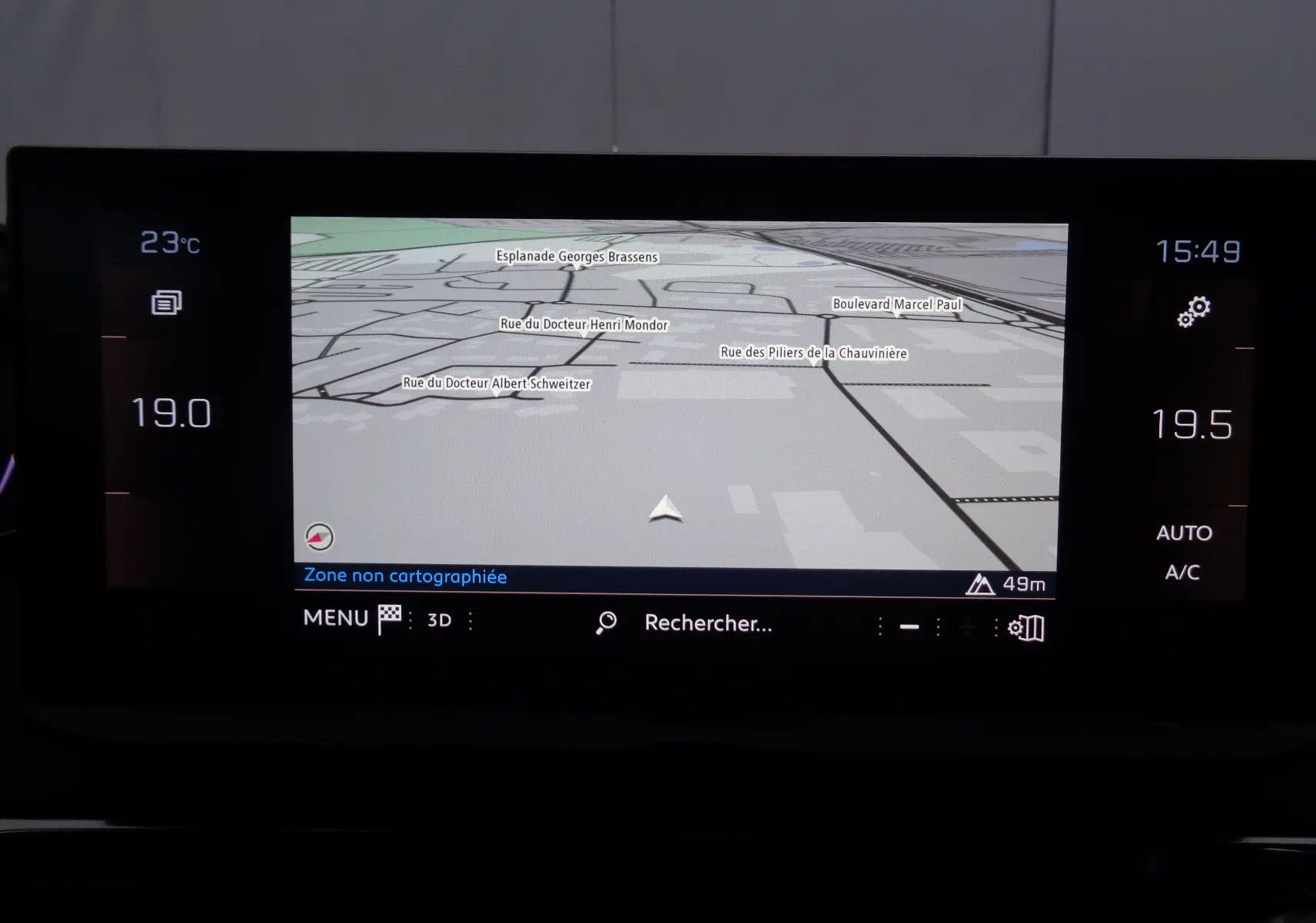 Écran tactile central du Peugeot 5008 2023 affichant la navigation GPS et les réglages de climatisation digitale.