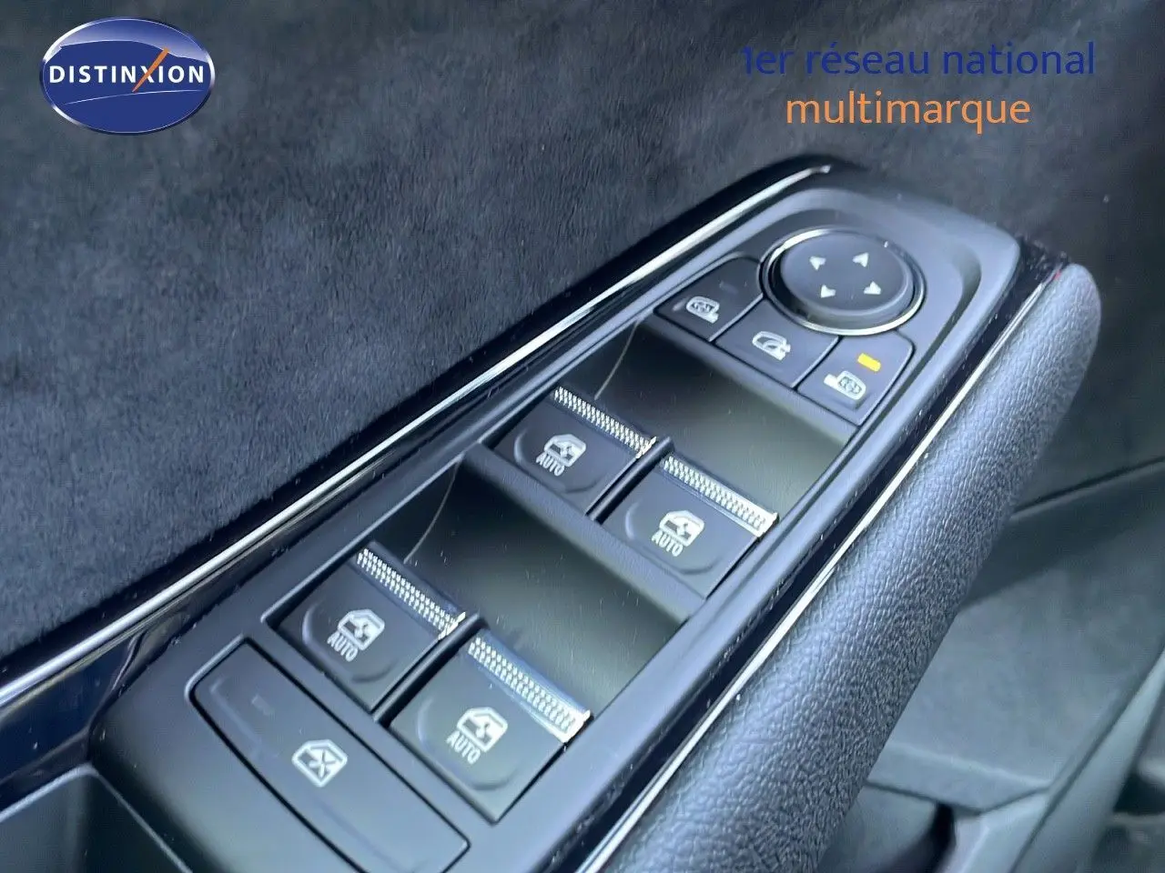 Gros plan sur les commandes des vitres électriques côté conducteur d'un Renault Espace blanc nacré 2025.