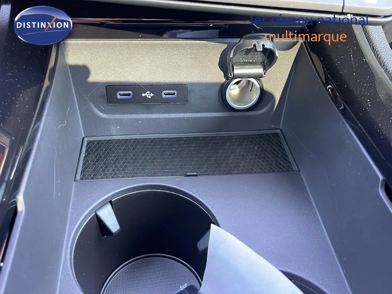 Prise USB double et allume-cigare dans la console centrale d'un Renault Espace blanc nacré 2025.