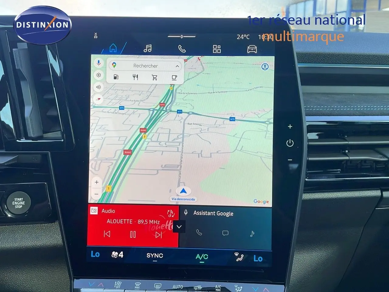 Écran tactile central avec navigation et commandes multimédia dans l'habitacle du Renault Espace blanc nacré 2025.