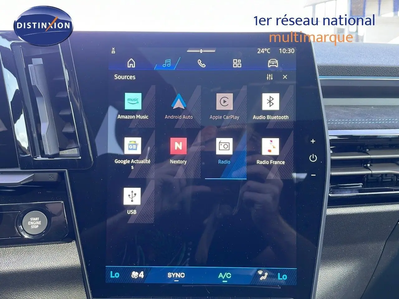 Écran tactile central du tableau de bord du Renault Espace blanc nacré 2025, affichant les options multimédia.