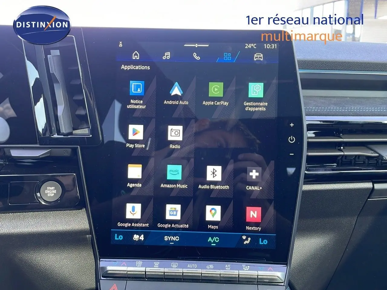 Écran tactile central du tableau de bord du Renault Espace 2025, affichant les applications connectées.