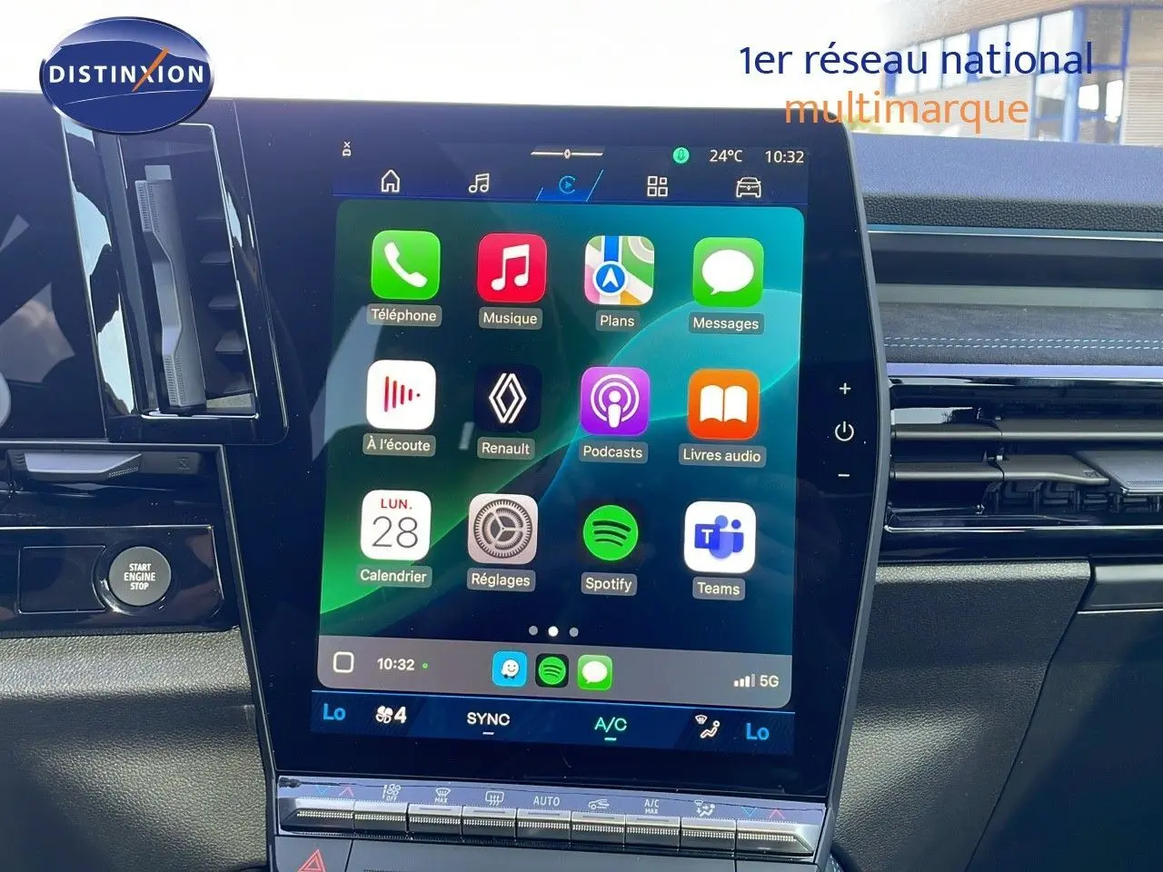 Écran tactile central allumé dans l’habitacle du Renault Espace blanc nacré 2025, vue intérieure frontale.