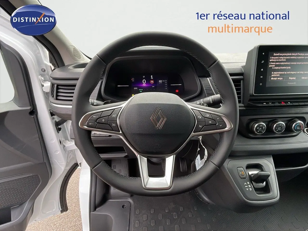 Vue intérieure centrée sur le volant noir du Renault Trafic Fourgon blanc glacier avec tableau de bord digital et écran tactile.