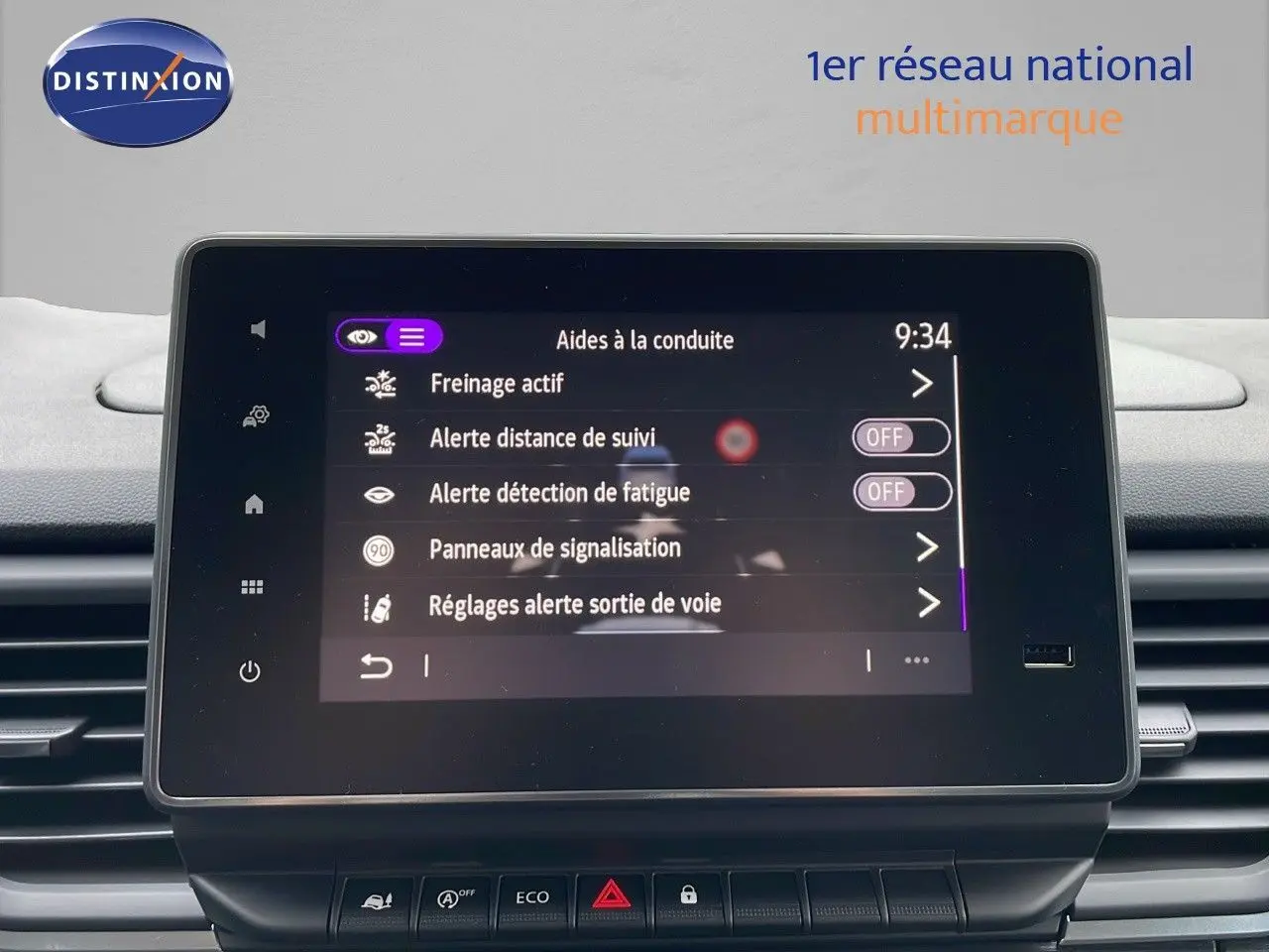 Écran tactile central affichant les aides à la conduite du Renault Trafic Fourgon blanc Glacier, vue intérieure frontale.