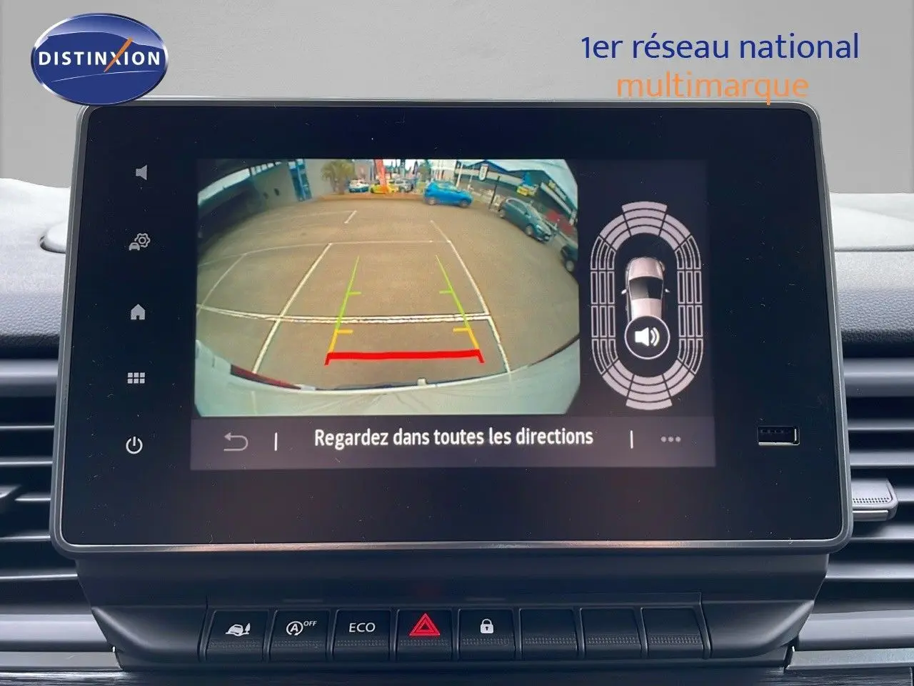 Écran multimédia montrant la caméra de recul avec vue arrière du Renault Trafic blanc glacier, version 2025.