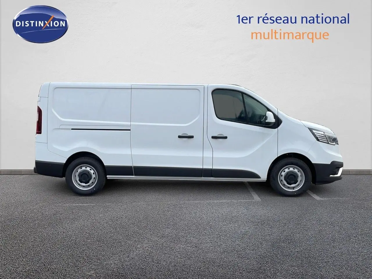 Vue latérale droite d'un fourgon Renault Trafic blanc glacier, profil complet sur fond neutre.