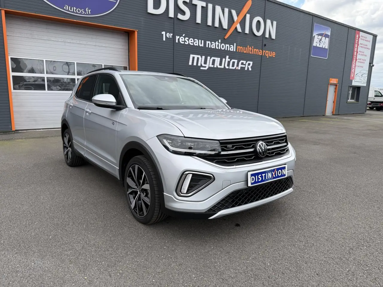 Volkswagen T-Cross gris cendre en 3/4 avant droit, avec jantes alliage 18 pouces et calandre R-Line.