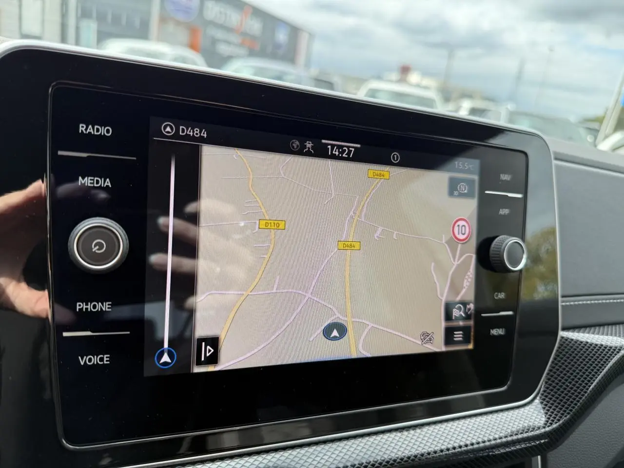 Écran tactile du système de navigation Discover Media du Volkswagen T-Cross 2025 affichant une carte routière.