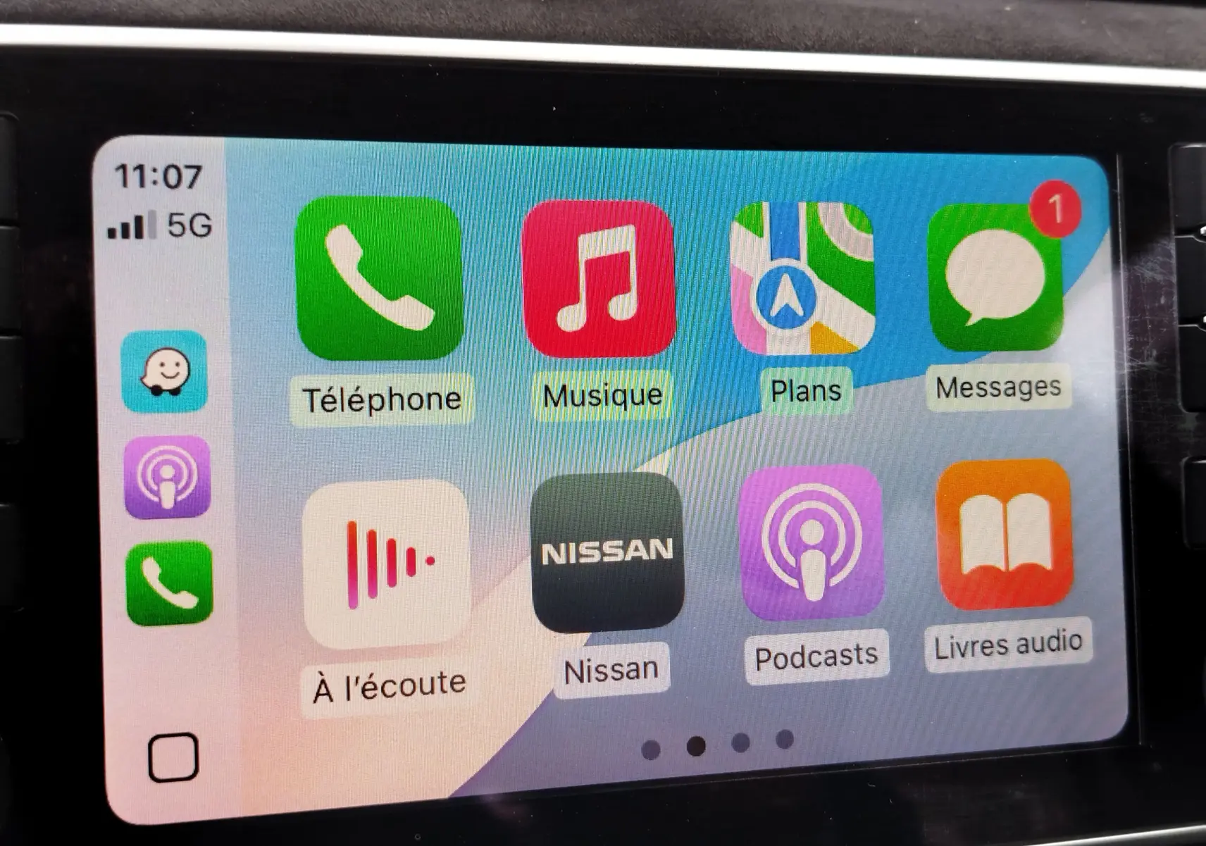 Écran tactile intérieur de la Nissan Micra 2022 affichant les applications téléphone, musique et navigation.